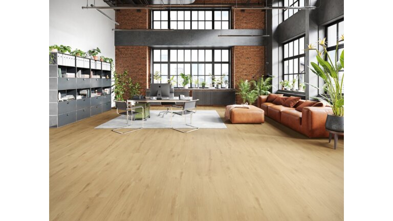 Modernes Loft-Büro mit hellem Eichenparkett und Backsteinwand.